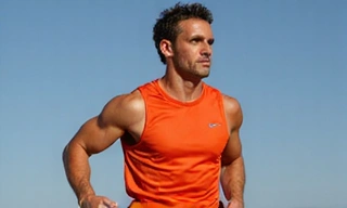 Sportoló futás közben, izmos testalkat, egészséges energia